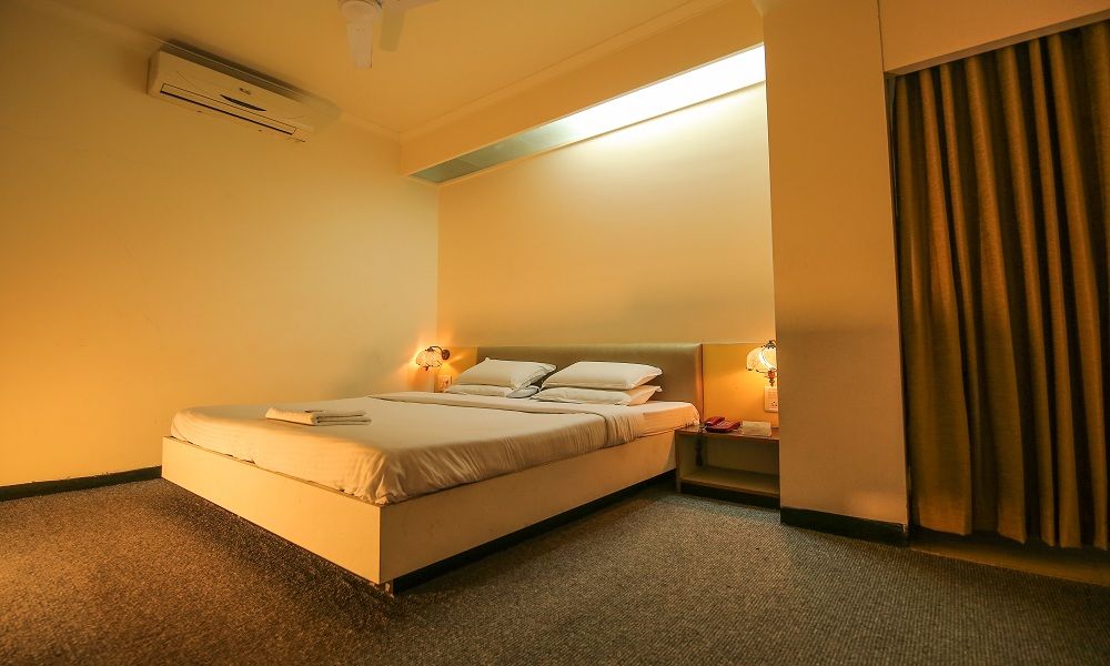 Super Deluxe Double room at Hotel Sangam Karad with a work table